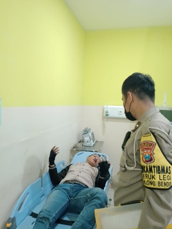 Korban pengendara sepeda motor dibawa ke Rumah Sakit Anwar Medika / Foto: istimewa