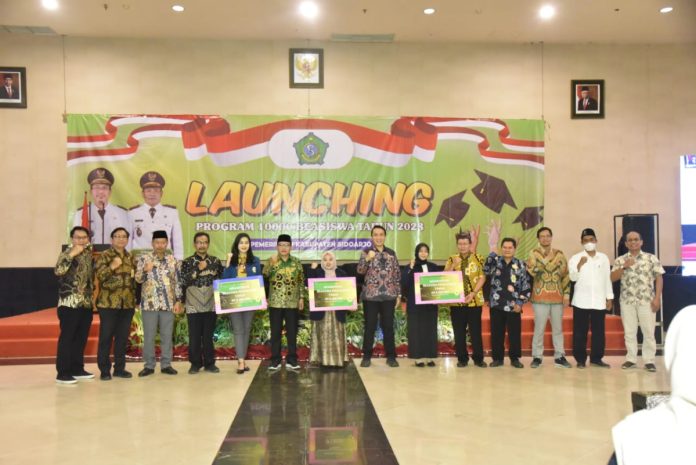 Pj Sekda Sidoarjo Andjar Surjadianto bersama Ketua DPRD Sidoarjo H. Usman mulai salurkan beasiswa pendidikan tinggi Rp 5 juta /Foto: istimewa