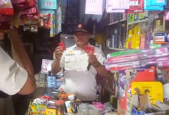 Petugas gabungan dari Satpol PP Sidoarjo dan Bea Cukai Sidoarjo saat melaksanakan razia rokok ilegal di kawasan Kecamatan Gedangan / Foto: Ipung Syaiful