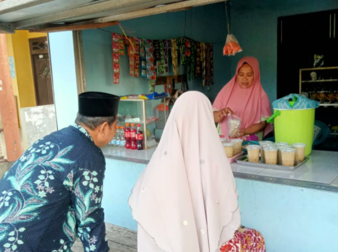 Luluk Musruhah sukses mengembangkan usaha warung usai menerima program Kurma Pemkab Sidoarjo 2022 / Foto: Istimewa