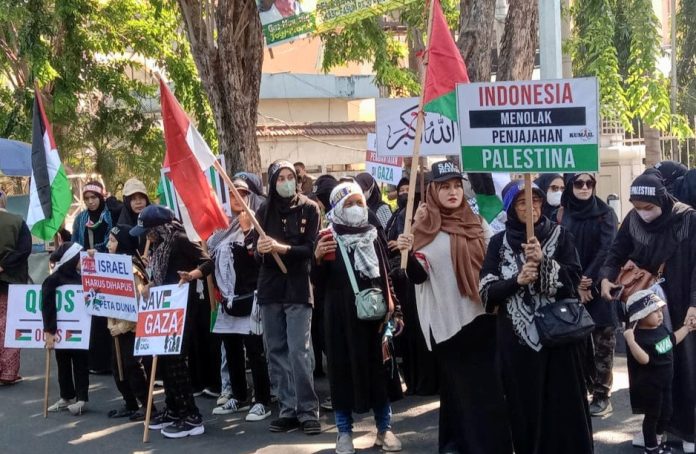 Puluhan massa Kumail saat gelar aksi solidaritas dukung kemerdekaan Palestina di depan Gedung DPRD Sidoarjo/Foto: Ipung Syaiful