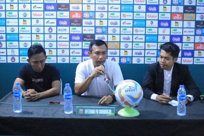 Pelatih Deltras Sidoarjo Widodo Cahyono Putro (tengah) bersama Rendi Irwan usai pertandingan lawan Persijap Jepara /Foto: Deltras for Sidoarjonews.id