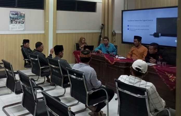 Panwascam Porong saat meminta klarifikasi sejumlah kades di Kecamatan setempat yang diduga terlibat dalam tim pemenangan bacaleg/Foto: istimewa