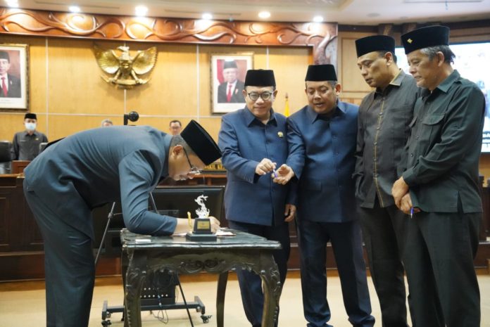 Persetujuan bersama antara DPRD dengan Pemkab Sidoarjo tentang pengesahan APBD 2024 /Foto: Ipung Syaiful