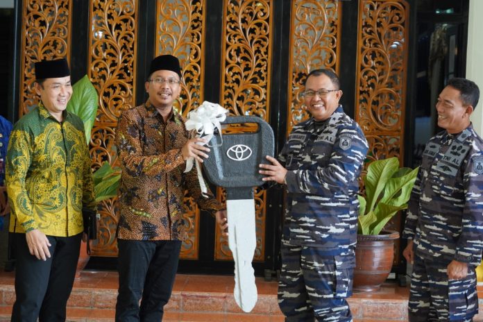 Serah terima bantuan hibah 11 unit mobil operasional dari Pemkab Sidoarjo kepada TNI AL /Foto: Kominfo Sidoarjo
