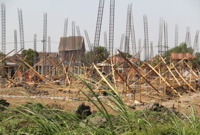 Pemasangan sloff beton dan pondasi SMPN 2 Tulangan/Foto: Ipung Syaiful