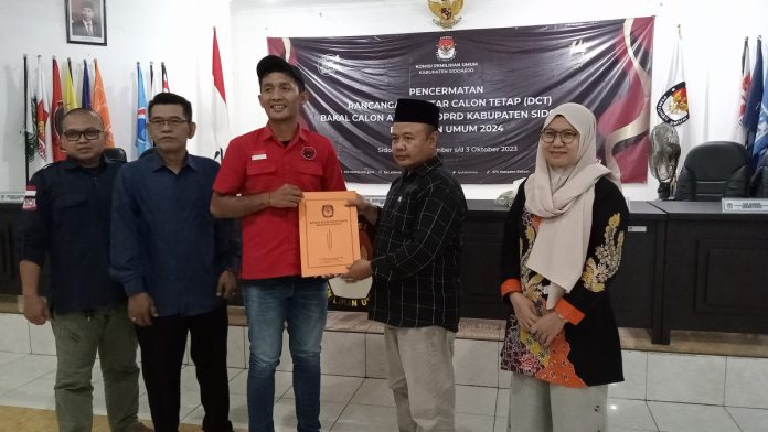 LO DPC PDIP Sidoarjo saat mengajukan berkas perubahan di KPU Sidoarjo/Foto: Ipung Syaiful