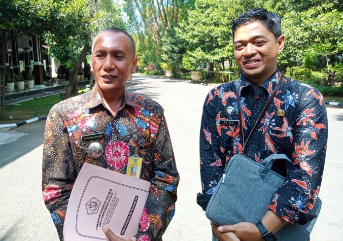 Makhmud, Kepala BKD Sidoarjo (kiri) bersama Sekretaris BKD Sidoarjo Zainul /Foto: Ipung Syaiful