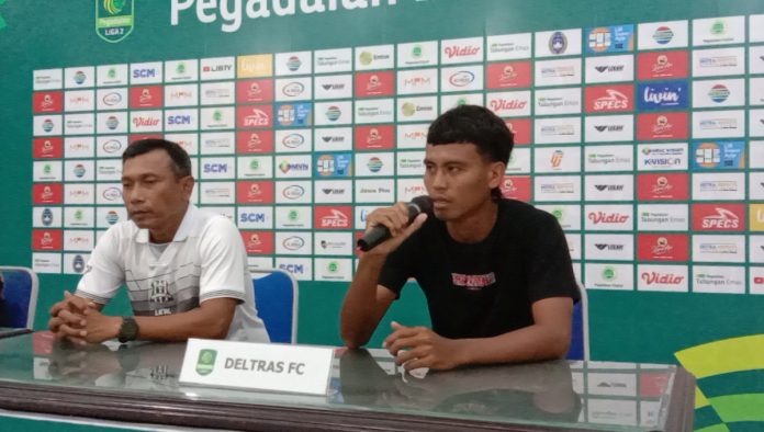 Widodo C Putro, Pelatih Deltras FC bersama Teddy Rendra saat konferensi pers jelang lawan Persela Lamongan/Foto: Ipung Syaiful