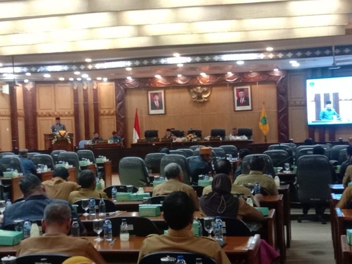 FOTO: Wakil Bupati Sidoarjo Subandi saat memberikan nota penjelasan tentang Raperda RTRW Kabupaten Sidoarjo 2024-2044 /Foto: Ipung Syaiful