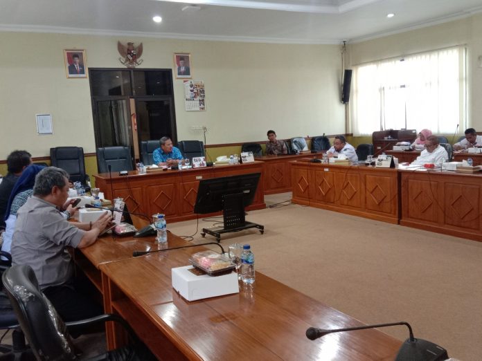 Hearing Komisi C DPRD Sidoarjo bersama Dinas Perikanan dan stakeholder lainnya terkait penataan depo pasar ikan di Kantor DPRD Sidoarjo/Foto: Ipung Syaiful.
