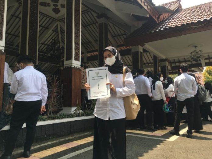 Salah satu CPNS saat menerima SK dari Bupati Sidoarjo /Foto: Sidoarjonews.id