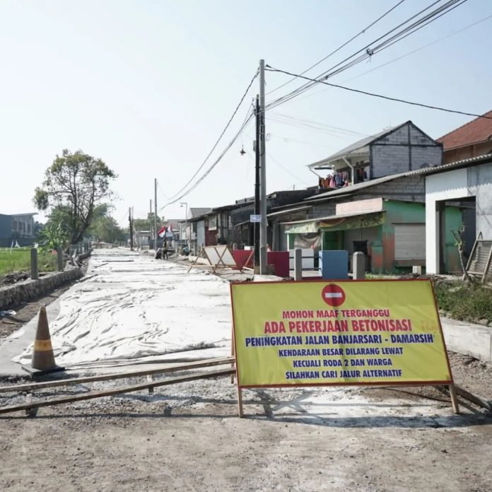 Ruas Jalan Banjarsari-Damarsi Kecamatan Buduran sedang dilakukan proses betonisasi/Foto: Istimewa