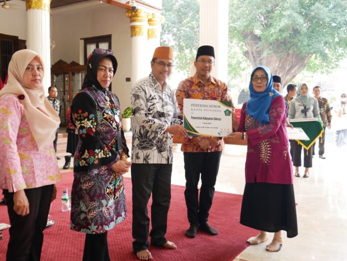 Pemberian insentif dan honor untuk tenaga kesehatan dan posyandu di Pendopo Delta Wibawa / Foto: Istimewa