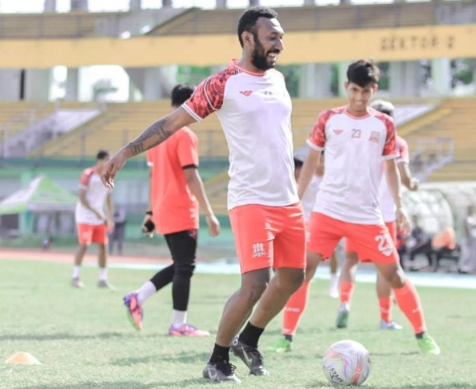 Skuad Deltras FC saat berlatih sebelum menghadapi PSCS Cilacap di Stadion Gelora Delta Sidoarjo/Foto: Instagram @Deltras official