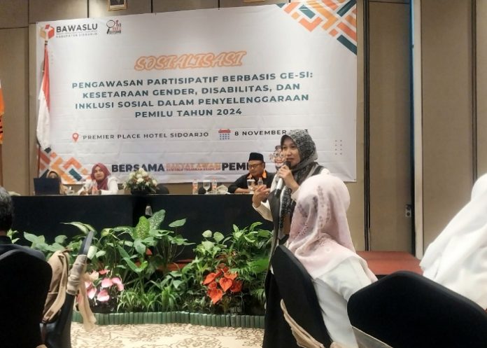 Milla Ahmadia Apologia Akademisi Universitas Nahdlatul Ulama Sidoarjo salah satu pembicara dalam acara sosialisasi pengawasan berbasis GESI/foto: Ipung Syaiful