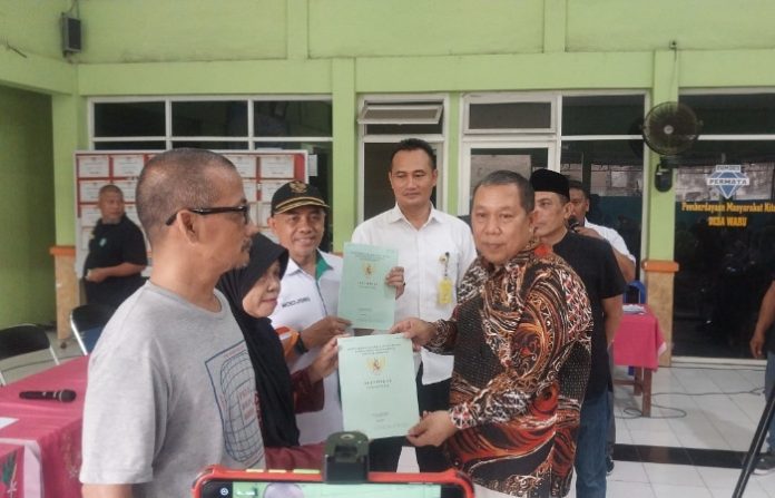Pembagian sertifikat PTSL di Desa Waru, Kecamatan Waru Sidoarjo/Foto: Ipung Syaiful
