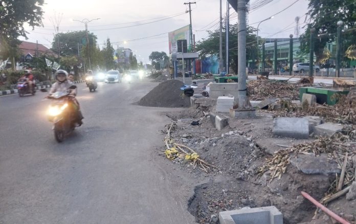 Pohon-pohon yang berdiri ditengah trotoar GOR Sidoarjo mulai ditebang dan akan dibangun trotoar yang lebih cantik/Foto: Ipung Syaiful