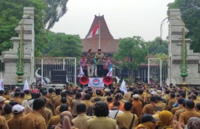 Perangkat desa saat menggelar aksi di depan Pendopo Delta Wibawa beberapa waktu lalu/Foto: dok. Sidoarjobews.id