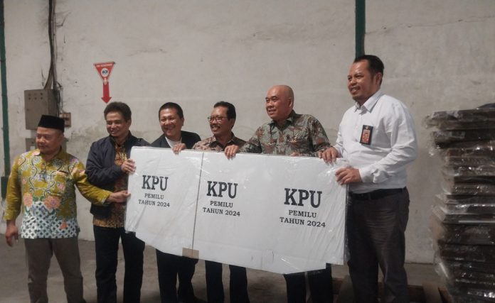 Rombongan Komisi II DPR RI saat mengecek gudang penyimpanan logistik Pemilu 2024 di Jl. Erlangga Sidoarjo/Foto: Ipung Syaiful