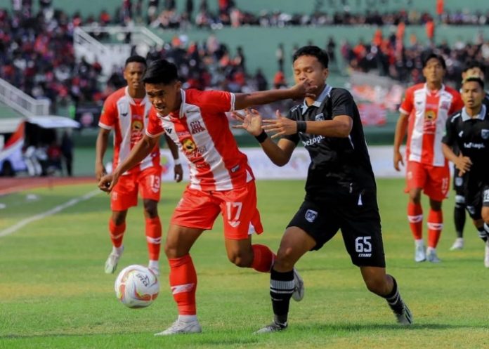 Pemain Deltras FC saat menghadapi Persela Lamongan di Stadion Gelora Delta Sidoarjo putaran 1 Liga 2