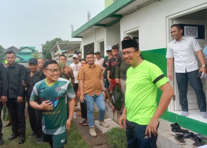 Ahmad Muhdlor Ali saat mendampingi Gus Muhaimin main bola bareng bersama para pemain Persebaya Legend di Lapangan Wedoro Kecamatan Waru /Foto: pung Syaiful
