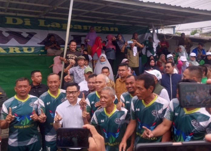 Cawapres Gus Muhaimin saat bersama para pemain Persebaya Legend di lapangan Desa Wedoro, Kecamatan Waru, Sidoarjo/Foto: Ipung Syaiful