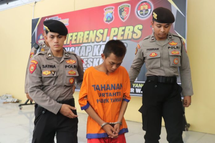 Achmad Firman Fitroni tersangka pencurian besi ulir di stasiun Sepanjang, Taman saat gelar perkara di Mapolresta Sidoarjo /foto: istimewa