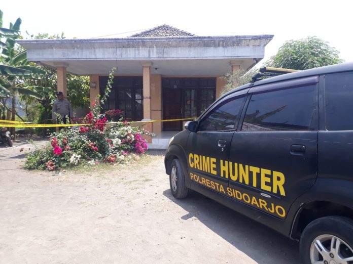 Polisi saat melakukan olah TKP di rumah korban Kelurahan Magersari/Foto: Istimewa