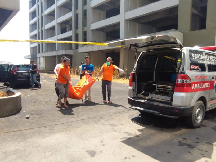 Petugas saat melakukan evakuasi jasad seorang mahasiswi yang ditemukan tewas Dalam mobil di Waru Sidoarjo / sidoarjonews.id