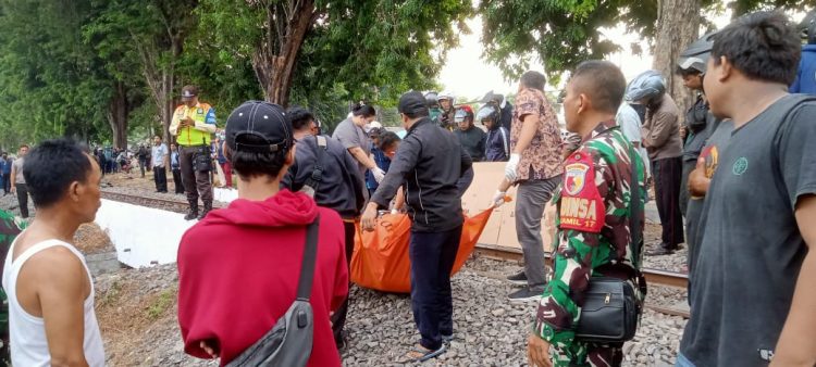 Petugas saat melakukan evakuasi jasad Ahmad Dodik Widagdo usai tertabrak kereta api di Sruni Gedangan/Foto: Istimewa