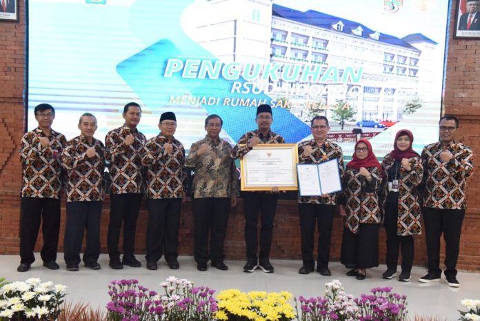 Bupati Sidoarjo Ahmad Muhdlor terima izin rumah sakit RSUD Sidoarjo Naik ke tipe A di Bale Bumi Mojopahit Gedung Dialisis RSUD Sidoarjo/Foto: Istimewa Bupati Sidoarjo Ahmad Muhdlor terima izin rumah sakit RSUD Sidoarjo Naik ke tipe A di Bale Bumi Mojopahit Gedung Dialisis RSUD Sidoarjo/Foto: Istimewa