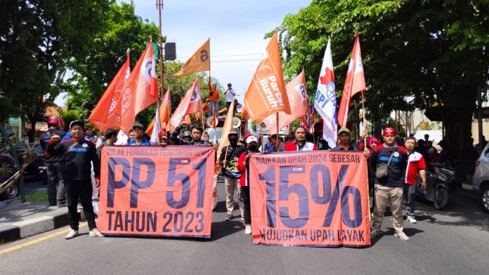 Ratusan buruh gelar aksi demontrasi tuntut kenaikan UMK di Sidoarjo/Foto: Ipung Syaiful