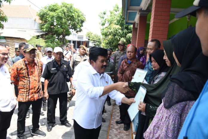 Menteri Agraria dan Tata Ruang/Kepala Badan Pertanahan Nasional (ATR/BPN), Hadi Tjahjanto saat membagikan puluhan sertifikat korban lumpur Sidoarjo di Desa Kedungsolo/Foto: Istimewa
