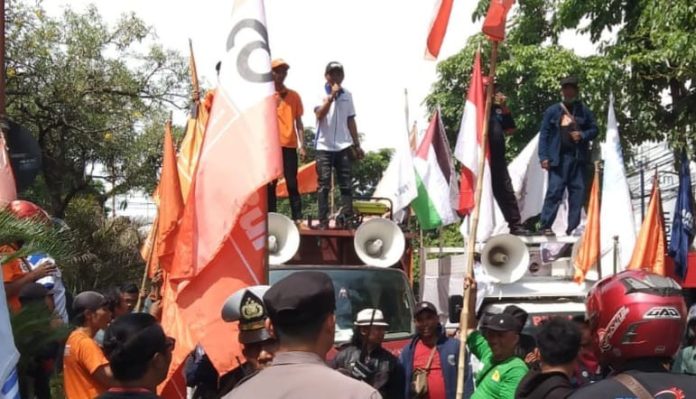 Ratusan buruh gelar aksi demontrasi tuntut kenaikan UMK di Sidoarjo/Foto: Ipung Syaiful