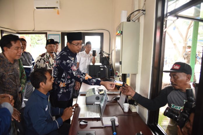 Bupati Sidoarjo Ahmad Muhdlor (tengah) didampingi Kepala DLHK Sidoarjo Bahrul Amig (kiri) saat meresmikan aplikasi SIPPAS di TPA Jabon / Foto: Pemkab Sidoarjo