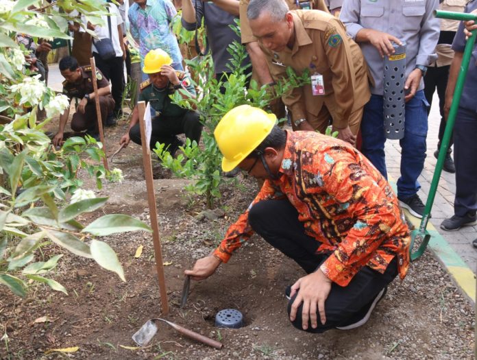Bupati Sidoarjo Ahmad Muhdlor bersama BKD dan DLHK Sidoarjo pasang biopori di halaman Balai Desa Tropodo Kecamatan Waru untuk meminimalisir terjadinya banjir/Foto: Kominfo Sidoarjo