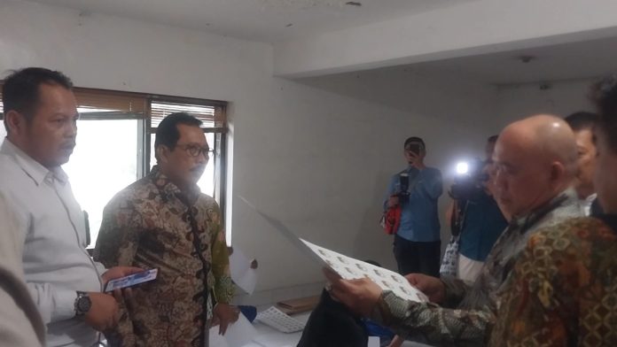 Rombongan Komisi II DPR RI saat meninjau lokasi gudang penyimpanan logistik KPU Sidoarjo di Jl. Erlangga, Sidokare /Foto: Ipung Syaiful