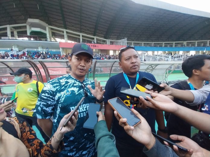 FOTO: Ketua Askab PSSI Sidoarjo Budi Basuki saat diwawancarai awak media usai tim sepakbola Sidoarjo raih medali emas di Porprov Jatim di GOR Sidoarjo, Foto: Ipung Syaiful