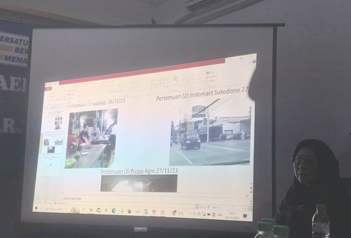 Timses Caleg Nasdem, Nurhendriyati Ningsih, saat membeberkan bukti pertemuan dengan oknum Panwascam Sukodono/Foto: Ipung Syaiful