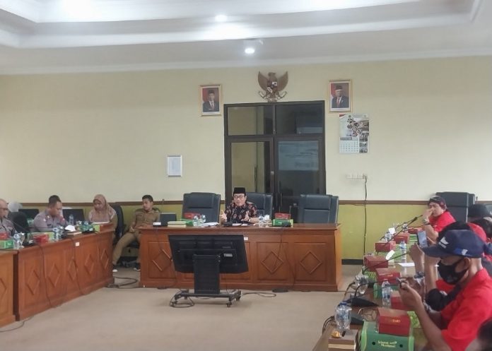 Ketua DPRD Sidoarjo H Usman saat menerima massa aksi dari Koalisi Disabilitas Sidoarjo di ruang rapat DPRD Sidoarjo/Foto: Ipung Syaiful
