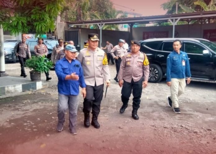 Ketua KPU Sidoarjo M Iskak bersama Kapolresta Sidoarjo Kombespol Kusumo Wahyu Bintoro saat sidak gudang logistik KPU di jalan Erlangga Sidokare. Foto: Dok. KPU Sidoarjo