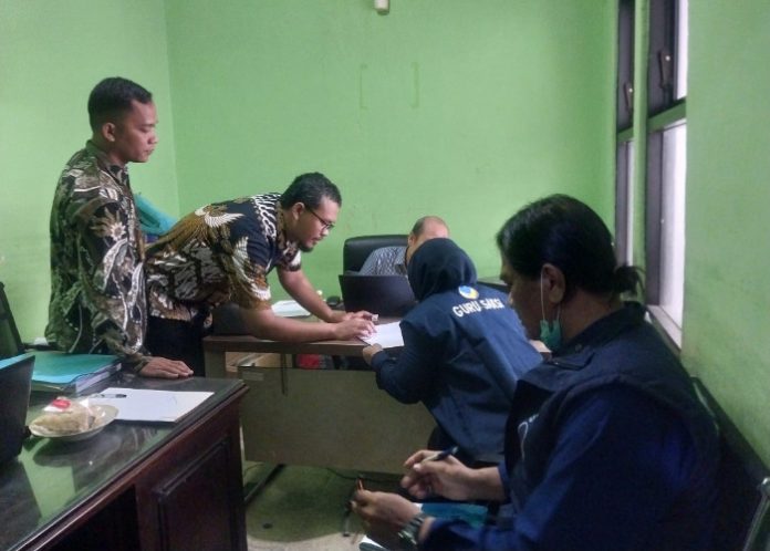 Nurhendriyati Ningsih saat penuhi panggilan Bawaslu Sidoarjo terkait dugaan pemerasan yang dilakukan oknum Panwascam Sukodono/Foto: Ipung Syaiful