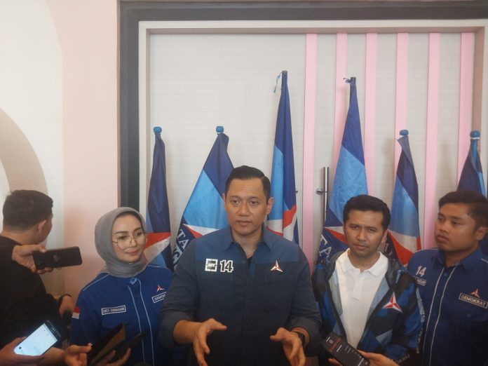 Ketua Umum Partai Demokrat Agus Harimurti Yudhoyono saat diwawancarai awak media di Sidoarjo/Foto; Ipung Syaiful