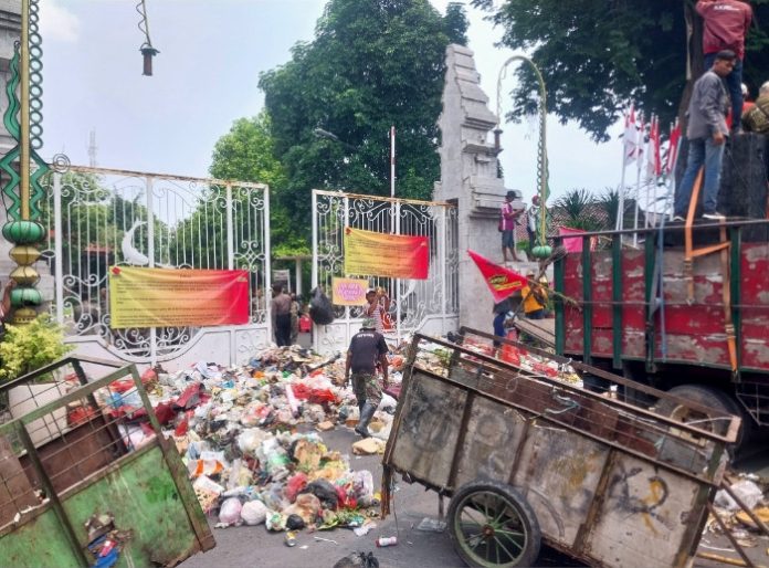Tumpukan sampah di depan Pendopo Delta Wibawa/Foto: Ipung Syaiful