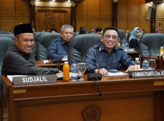 Ketua Komisi B DPRD Sidoarjo Bambang Pujianto bersama Sudjalil Sekretaris Komisi B di Ruang Paripurna DPRD Sidoarjo/Foto: istimewa