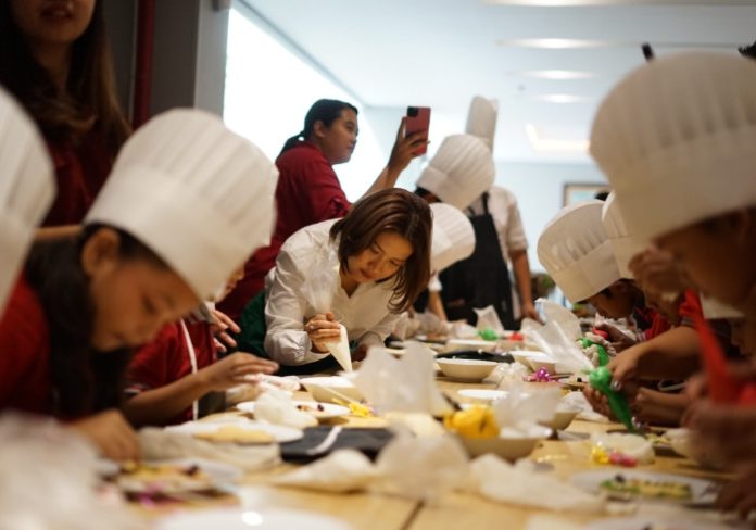 Keseruan anak-anak Panti Asuhan Nasrani Dorkas saat mengikuti cooking class di Favehotel Sidoarjo/Foto: istimewa