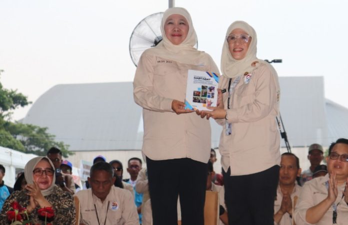 Gubernur Jatim Khofifah Indar Parawansa saat menerima buku dari Kepala Dinsos Jatim Restu Novi Widiani/Foto: Ipung Syaiful
