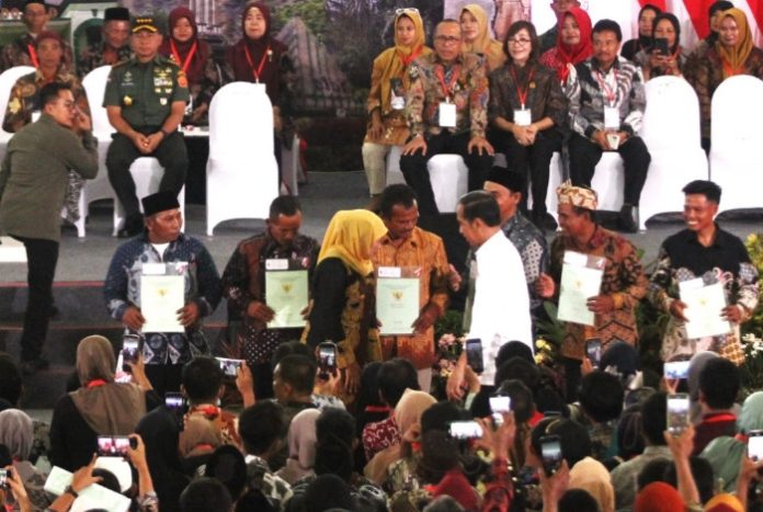 FOTO: Presiden Joko Widodo didampingi Gubernur Jatim Khofifah Indar Parawansa saat membagikan sertifikat tanah secara simbolis di GOR Sidoarjo/Foto: Ipung Syaiful