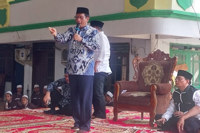 Menko Polhukam Mahfud MD saat silaturahmi di Pondok Al Khoziny, Siwalan Panji, Buduran Sidoarjo/Foto: Ipung Syaiful